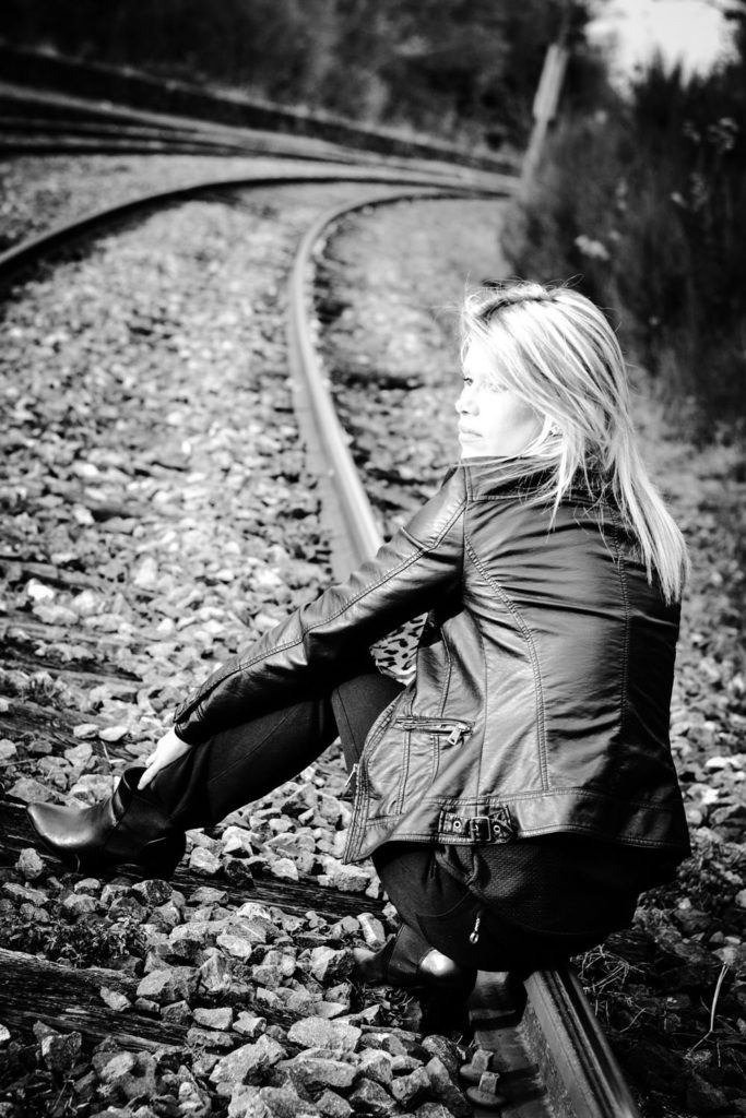 portrait jeune femme avec veste en cuir sur ligne chemin de fer Emilie Champeyroux Photographies Auvergne Riom Aigueperse