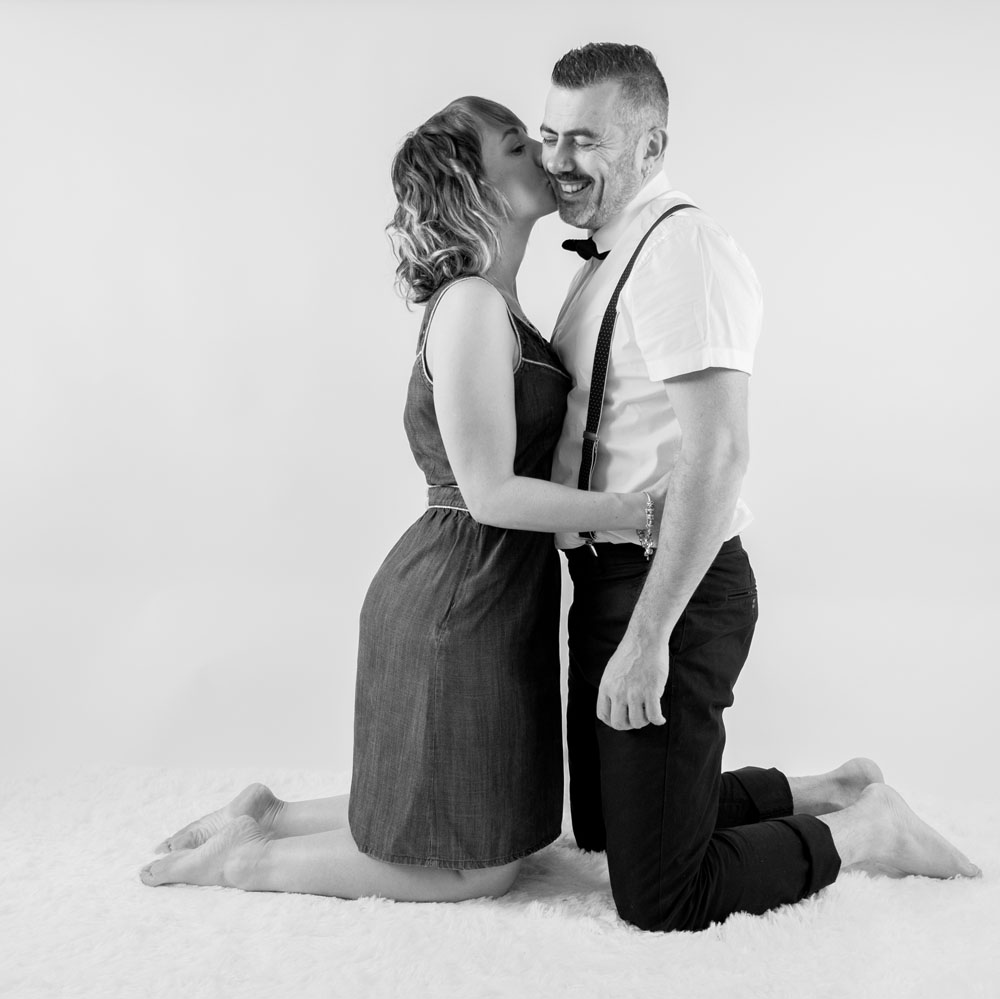 Couple en studio amoureux s'embrassant Emilie Champeyroux Photographies Auvergne Riom Aigueperse