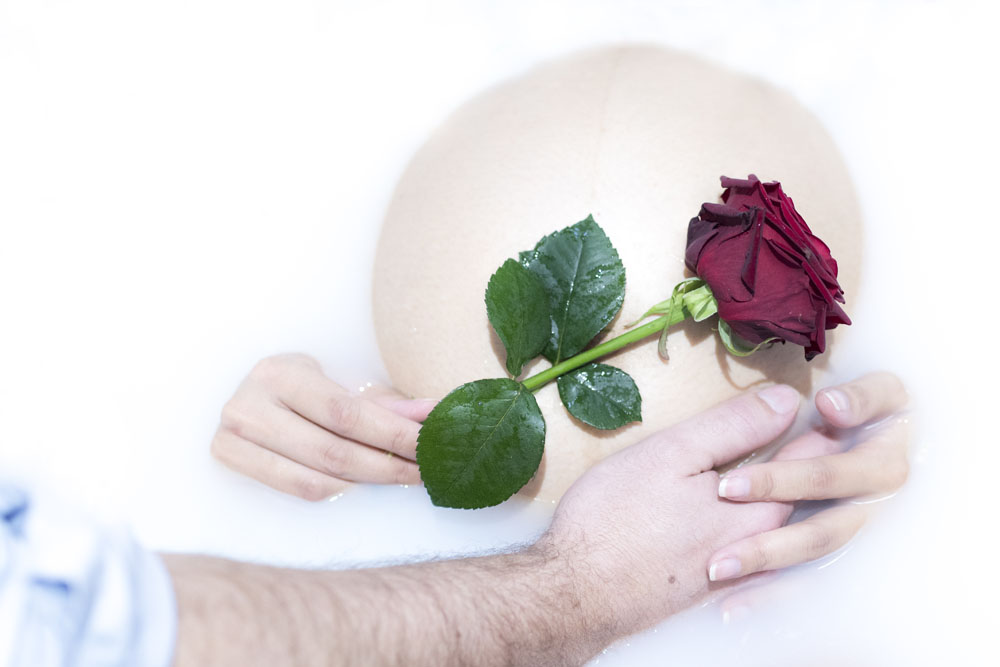 Bain de lait avec rose pour grossesse Emilie Champeyroux Photographies Auvergne Riom Aigueperse