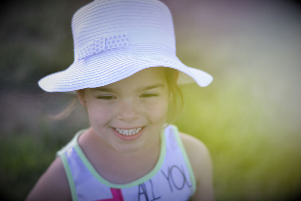 Portrait petite fille avec chapeau Emilie Champeyroux Photographies Auvergne Riom Aigueperse