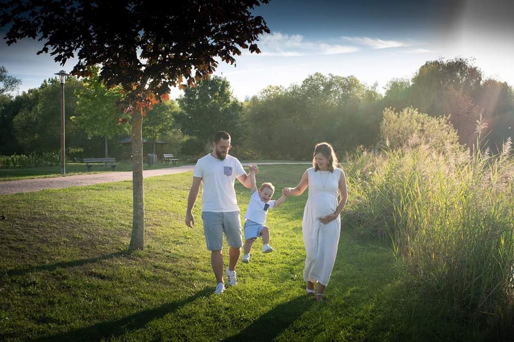 famille au parc avec maman enceinte Emilie Champeyroux Photographies Auvergne Riom Aigueperse