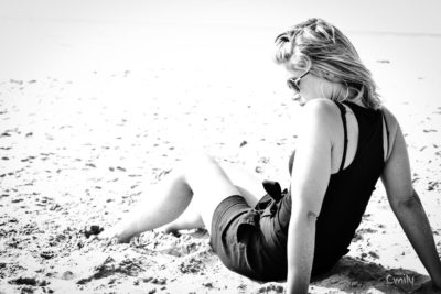 portrait jeune femme sur la plage Emilie Champeyroux Photographies Auvergne Riom Aigueperse
