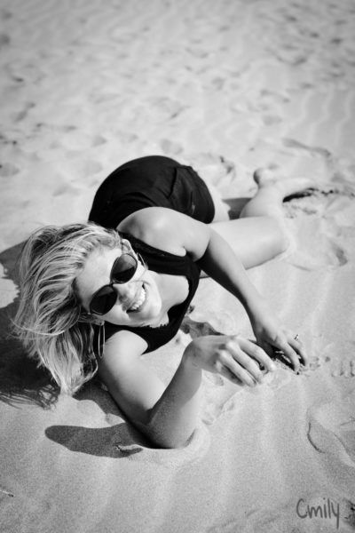 portrait jeune femme allongée sur la plage Emilie Champeyroux Photographies Auvergne Riom Aigueperse
