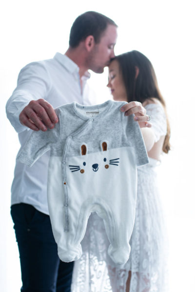 Couple avec femme enceinte et pyjama bébé Emilie Champeyroux Photographies Auvergne Riom Aigueperse