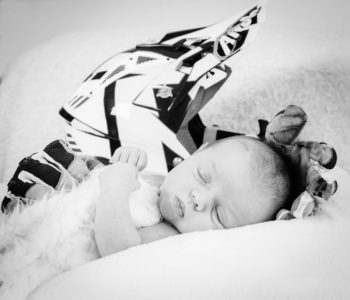 Bébé qui dort avec casque de moto Emilie Champeyroux Photographies Auvergne Riom Aigueperse