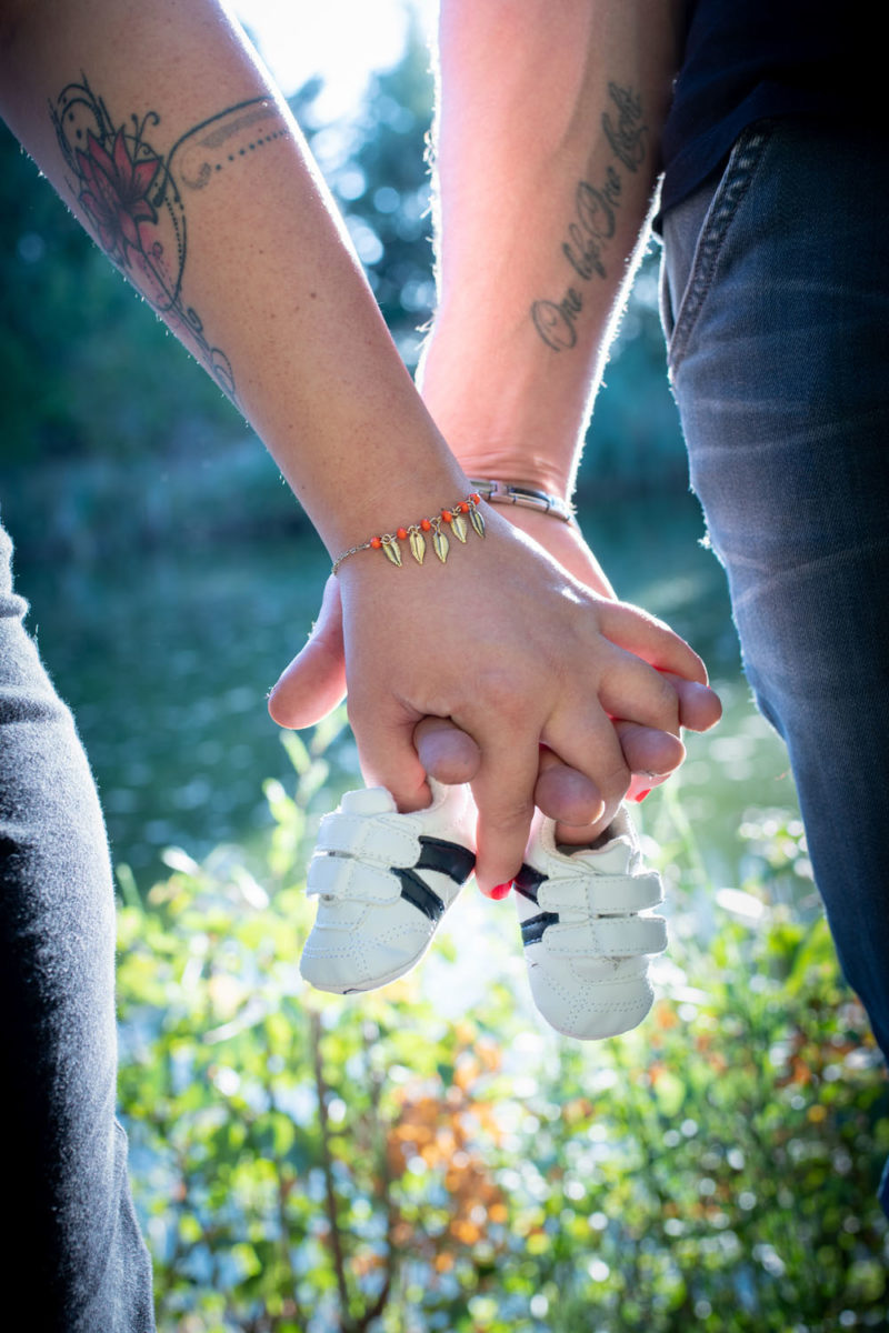 Couple avec femme enceinte mains et baskets bébé Emilie Champeyroux Photographies Auvergne Riom Aigueperse