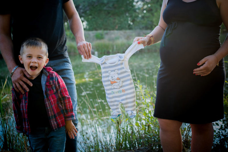 Famille avec femme enceinte au bord de l'eau avec pyjama bébé Emilie Champeyroux Photographies Auvergne Riom Aigueperse