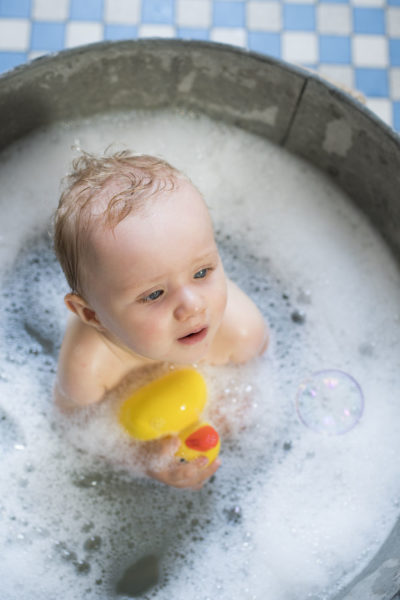 Bain de mousse petit garçon dans bassine avec petit canard Emilie Champeyroux Photographies Auvergne Riom Aigueperse