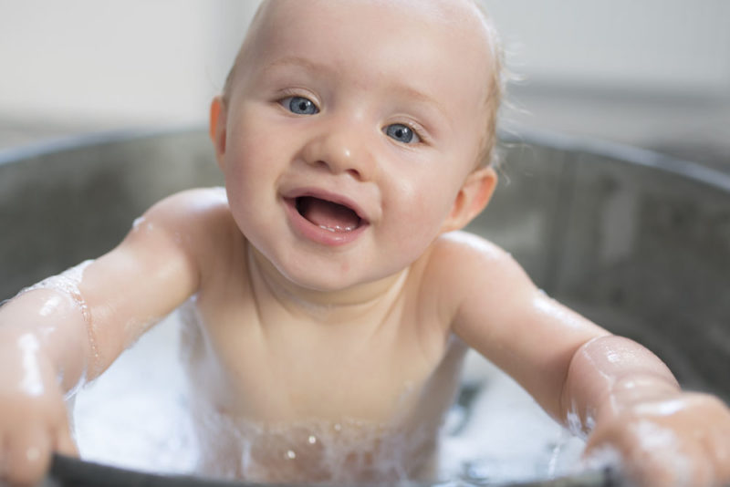 Bain de lait petit garçon dans bassine Emilie Champeyroux Photographies Auvergne Riom Aigueperse