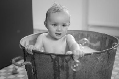 Bain de lait petit garçon dans bassine et bulles Emilie Champeyroux Photographies Auvergne Riom Aigueperse