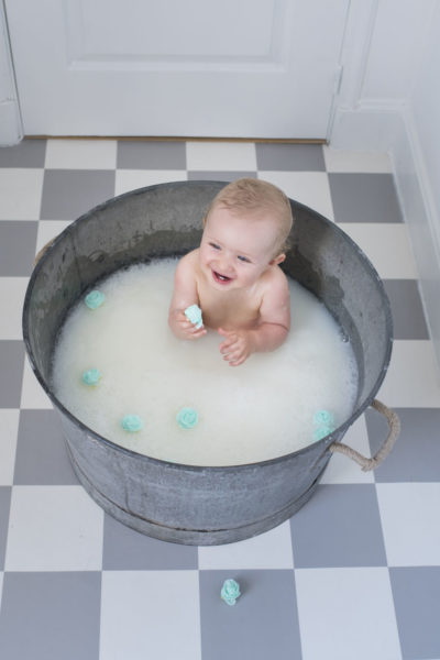 Bain de lait petit garçon dans bassine Emilie Champeyroux Photographies Auvergne Riom Aigueperse