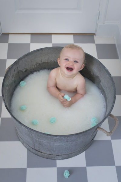 Bain de lait petit garçon dans bassine Emilie Champeyroux Photographies Auvergne Riom Aigueperse
