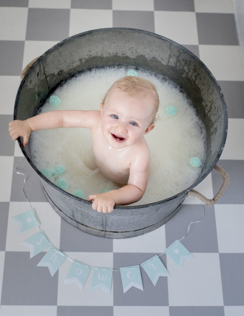 Bain de lait petit garçon dans bassine Emilie Champeyroux Photographies Auvergne Riom Aigueperse