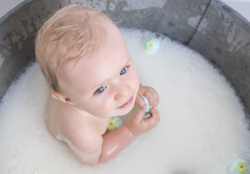 Bain de lait petit garçon dans bassine Emilie Champeyroux Photographies Auvergne Riom Aigueperse