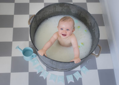 Bain de lait petit garçon dans bassine Emilie Champeyroux Photographies Auvergne Riom Aigueperse