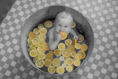 Bain d'agrumes petit garçon dans bassine Emilie Champeyroux Photographies Auvergne Riom Aigueperse