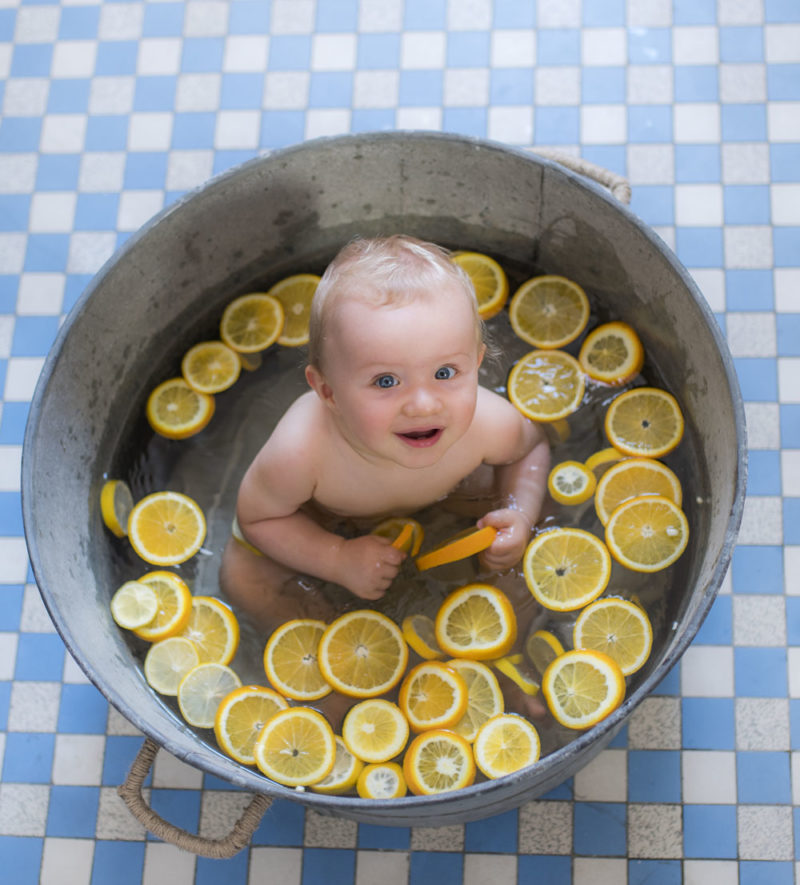 Bain d'agrumes petit garçon dans bassine Emilie Champeyroux Photographies Auvergne Riom Aigueperse