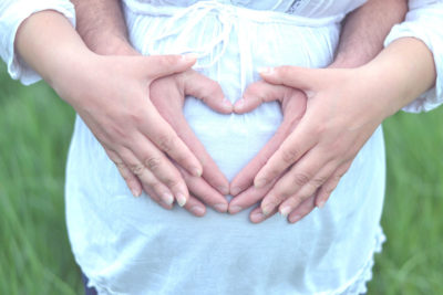 Femme enceinte mains sur le ventre cœur Emilie Champeyroux Photographies Auvergne Riom Aigueperse