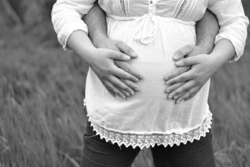 Femme enceinte mains sur le ventre Emilie Champeyroux Photographies Auvergne Riom Aigueperse