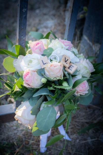 Mariage photos de couple des mariés bouquet de la mariée Emilie Champeyroux Photographies Auvergne Riom Aigueperse