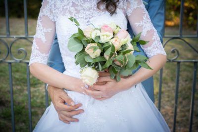 Mariage photos de couple des mariés bouquet de la mariée Emilie Champeyroux Photographies Auvergne Riom Aigueperse