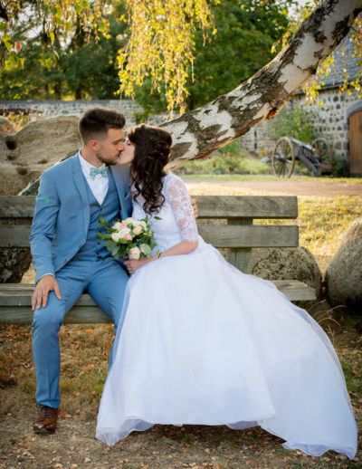Mariage photos de couple des mariés qui s'embrassent Emilie Champeyroux Photographies Auvergne Riom Aigueperse