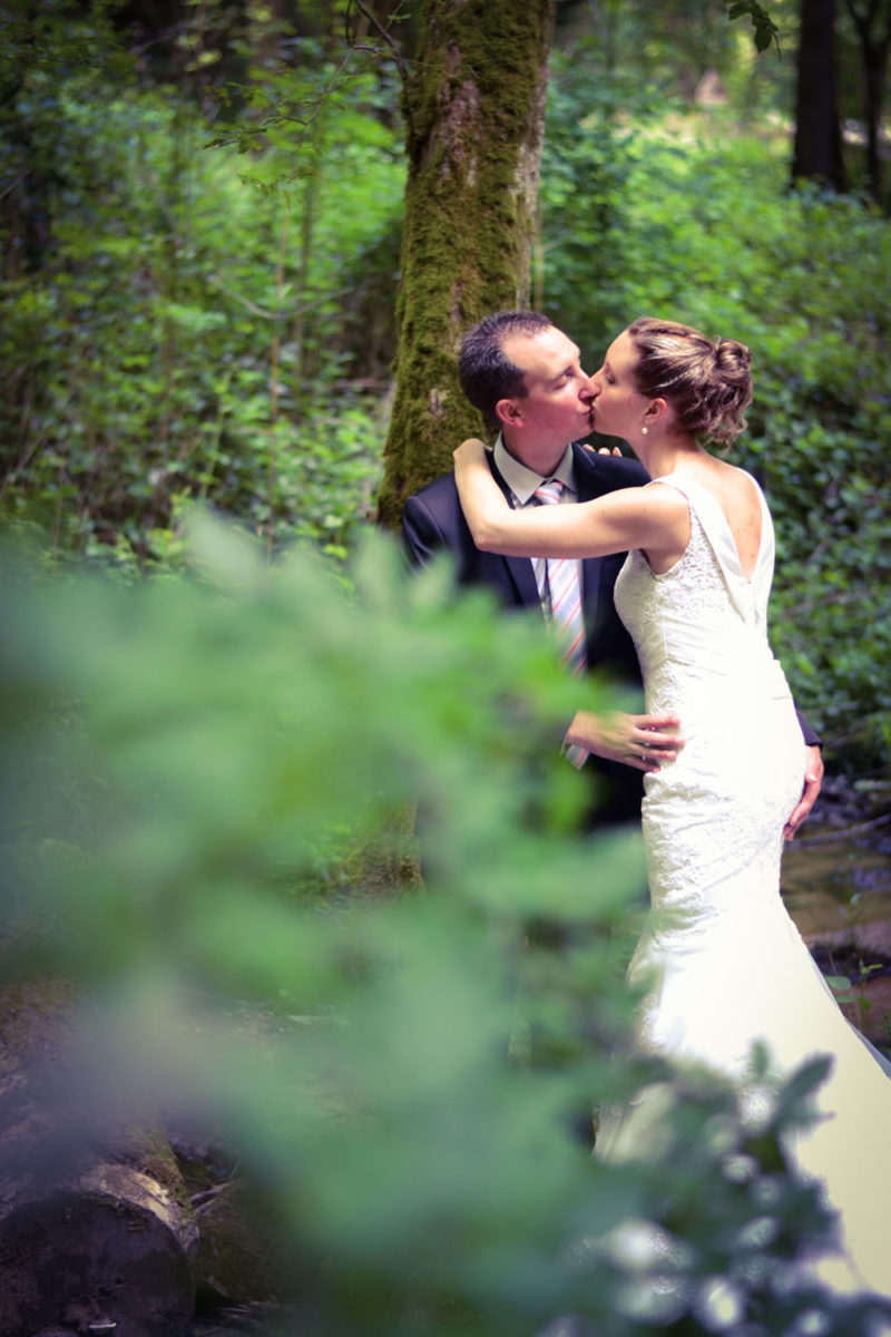 Mariage photos de couple des mariés qui s'embrassent Emilie Champeyroux Photographies Auvergne Riom Aigueperse