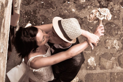 Mariage photos de couple des mariés qui s'embrassent Emilie Champeyroux Photographies Auvergne Riom Aigueperse