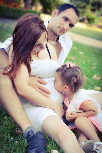 Famille avec femme enceinte dans parc Emilie Champeyroux Photographies Auvergne Riom Aigueperse