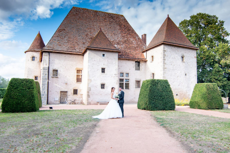 Mariage photos de couple des mariés château Emilie Champeyroux Photographies Auvergne Riom Aigueperse