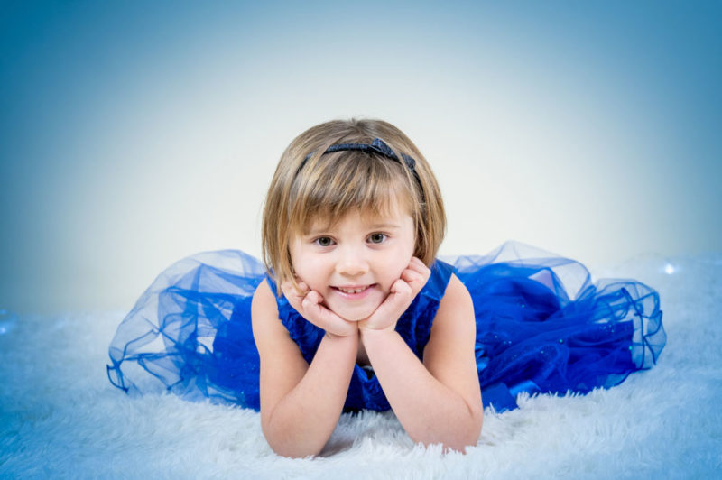 Jeune fille avec robe de princesse bleue Emilie Champeyroux Photographies Auvergne Riom Aigueperse