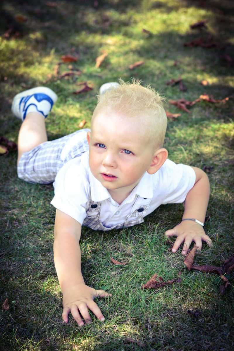 Petit garçon allongé sur l'herbe Emilie Champeyroux Photographies Auvergne Riom Aigueperse