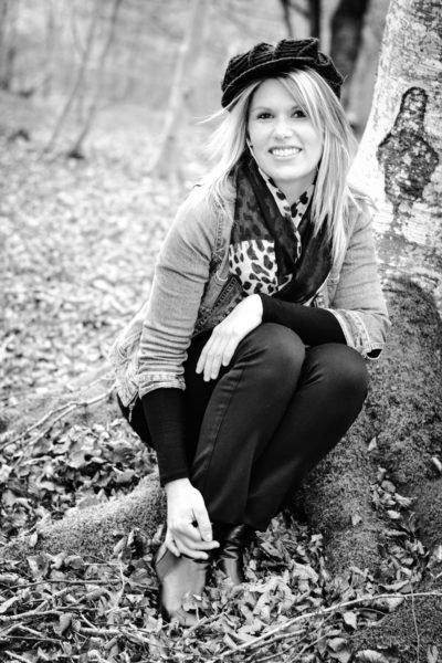 portrait jeune femme dans la forêt Emilie Champeyroux Photographies Auvergne Riom Aigueperse