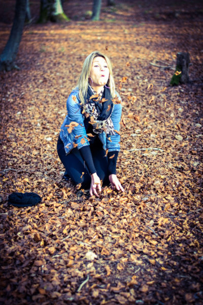 portrait jeune femme dans la forêt Emilie Champeyroux Photographies Auvergne Riom Aigueperse