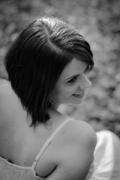 portrait jeune femme dans la forêt Emilie Champeyroux Photographies Auvergne Riom Aigueperse