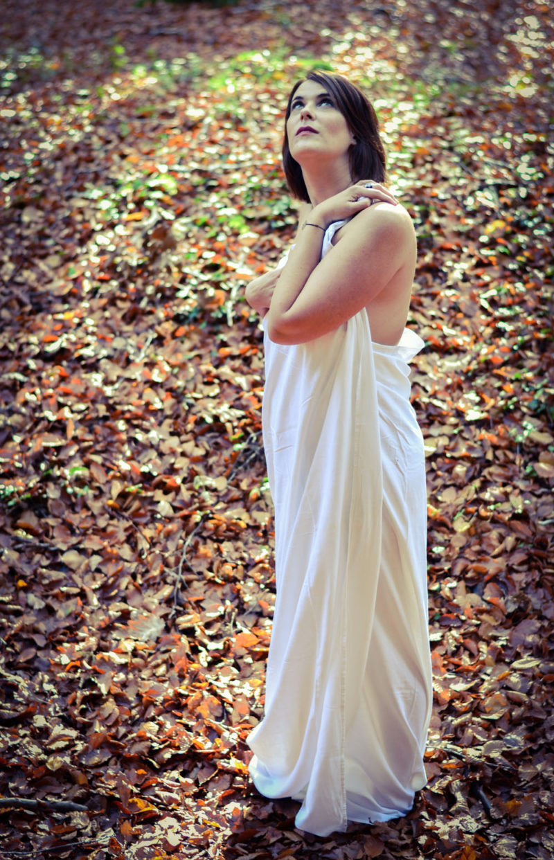 portrait jeune femme dans la forêt Emilie Champeyroux Photographies Auvergne Riom Aigueperse