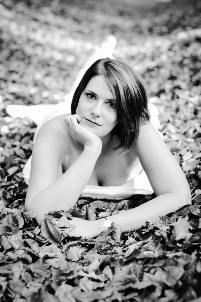 portrait jeune femme allongée dans la forêt Emilie Champeyroux Photographies Auvergne Riom Aigueperse
