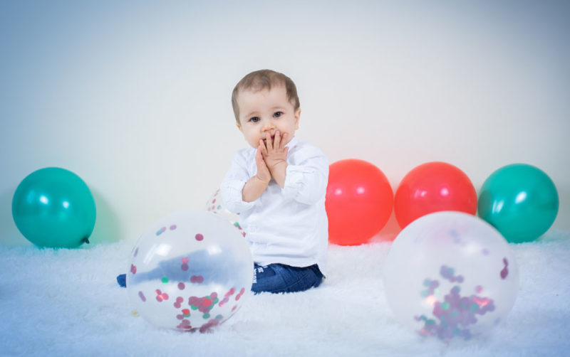 petit garçon avec ballons de Noël Emilie Champeyroux Photographies Auvergne Riom Aigueperse