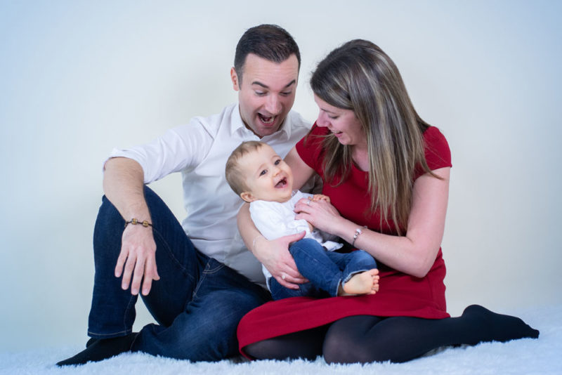 Parents et leur petit garçon en studio Emilie Champeyroux Photographies Auvergne Riom Aigueperse