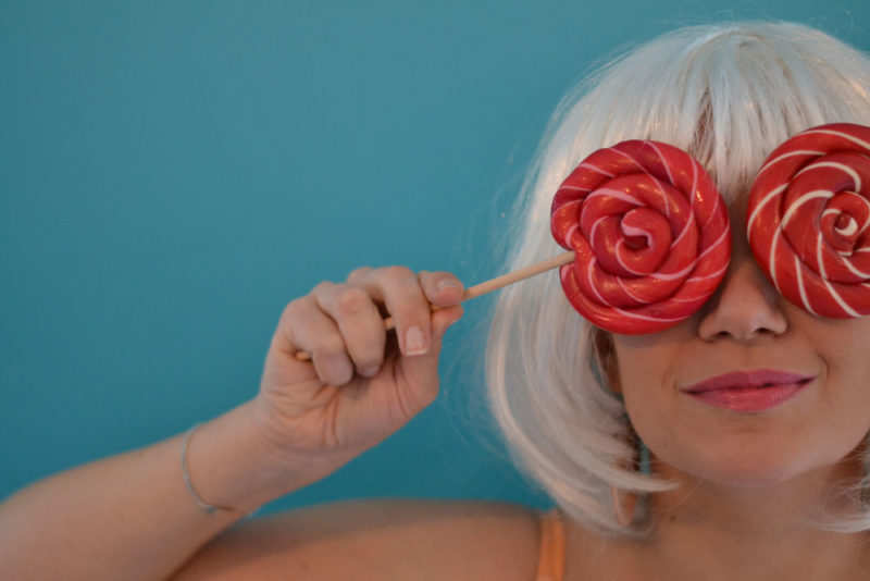 jeune femme aux yeux bleus avec sucette rouge Emilie Champeyroux Photographies Auvergne Riom Aigueperse