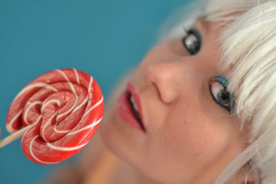 jeune femme aux yeux bleus avec sucette rouge Emilie Champeyroux Photographies Auvergne Riom Aigueperse