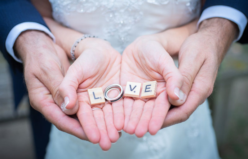 Mariage photos de couple des mariés love avec alliances Emilie Champeyroux Photographies Auvergne Riom Aigueperse