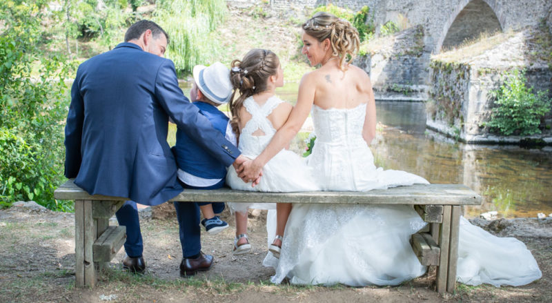 Mariage photos de couple des mariés avec les enfants Emilie Champeyroux Photographies Auvergne Riom Aigueperse