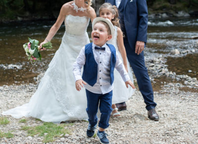 Mariage photos de couple des mariés avec les enfants Emilie Champeyroux Photographies Auvergne Riom Aigueperse