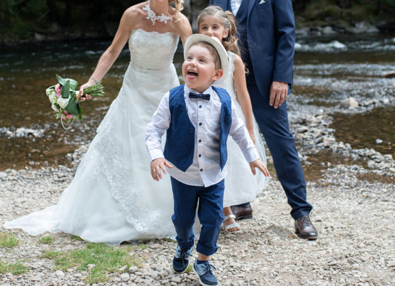 Mariage photos de couple des mariés avec les enfants Emilie Champeyroux Photographies Auvergne Riom Aigueperse
