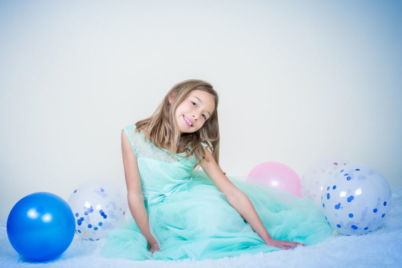 Jeune fille avec robe de princesse et ballons Emilie Champeyroux Photographies Auvergne Riom Aigueperse