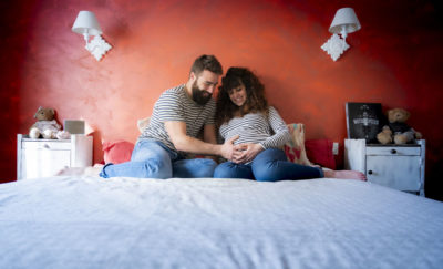 Couple avec femme enceinte dans chambre parentale Emilie Champeyroux Photographies Auvergne Riom Aigueperse