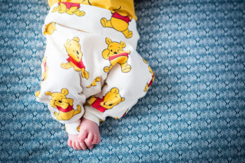 Petits pieds de bébé avec pyjama Winnie l'ourson Emilie Champeyroux Photographies Auvergne Riom Aigueperse