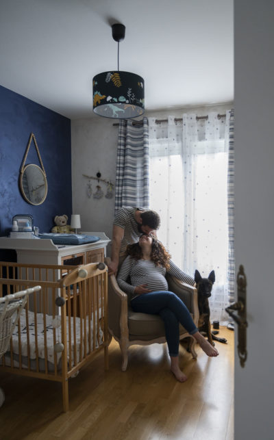 Couple avec femme enceinte dans chambre bébé avec chien Emilie Champeyroux Photographies Auvergne Riom Aigueperse