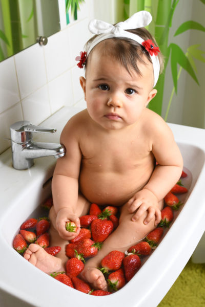 Bain de fraises petite fille dans lavabo Emilie Champeyroux Photographies Auvergne Riom Aigueperse